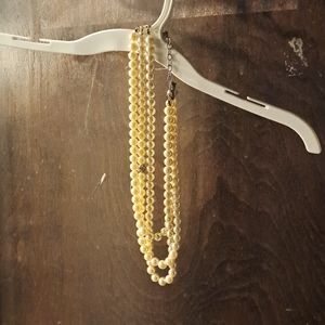 3 looped Pearl necklace
